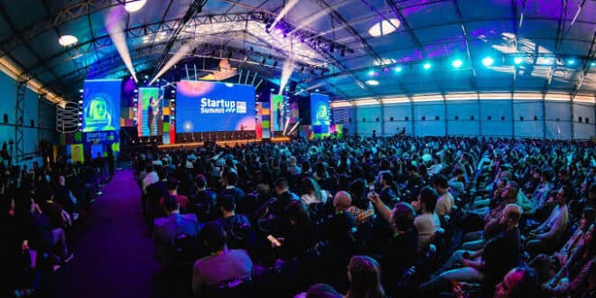 Palco principal do Startup Summit 2026 com plateia lotada